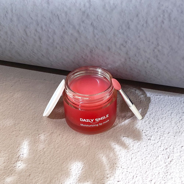 Geopend potje Daily Smile lipmasker op een tafel in de zon