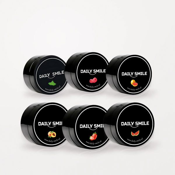 Daily Smile Ultimate Flavor Bundle, 6 potjes actieve kool tandpoeder in alle smaken op een lichte studioachtergrond