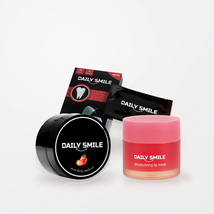 Daily Smile Glow Smile Bundle met Tandenbleekstrips Aardbei, actieve kool tandpoeder Aardbei en lipmasker op een lichte studioachtergrond