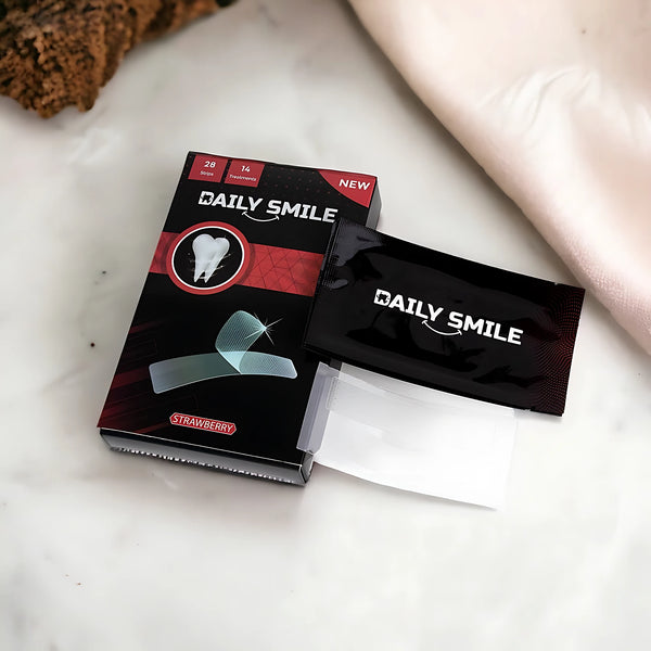 Daily Smile Tandenbleekstrips Aardbei met losse strip op een marmeren ondergrond