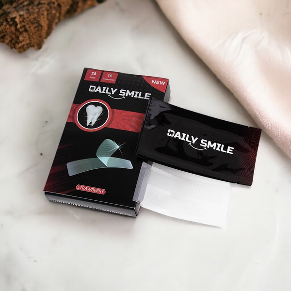 Daily Smile Tandenbleekstrips Aardbei met losse strip op een marmeren ondergrond