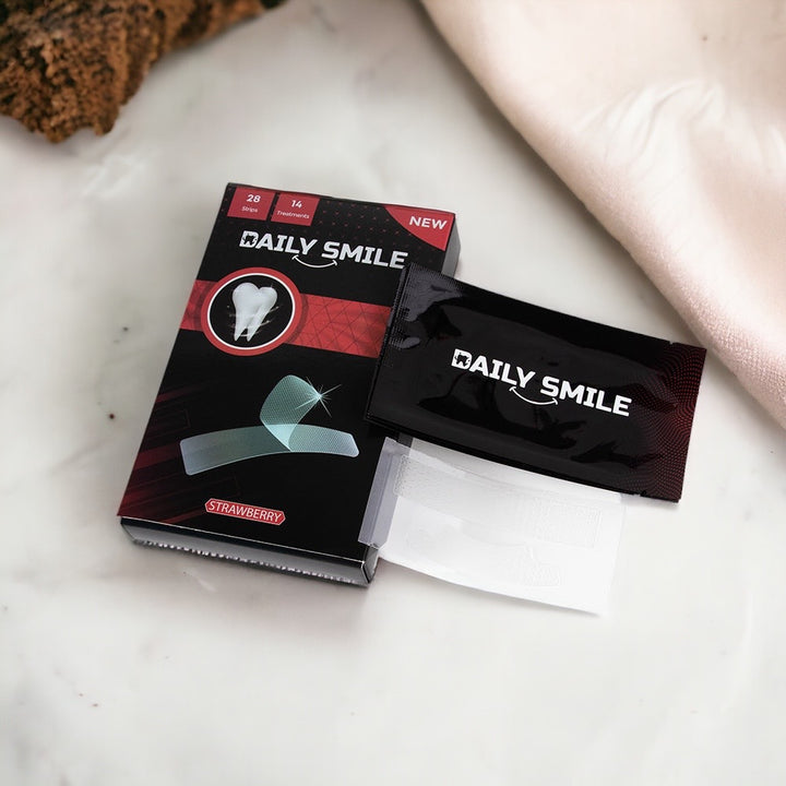 Daily Smile Tandenbleekstrips Aardbei met losse strip op een marmeren ondergrond