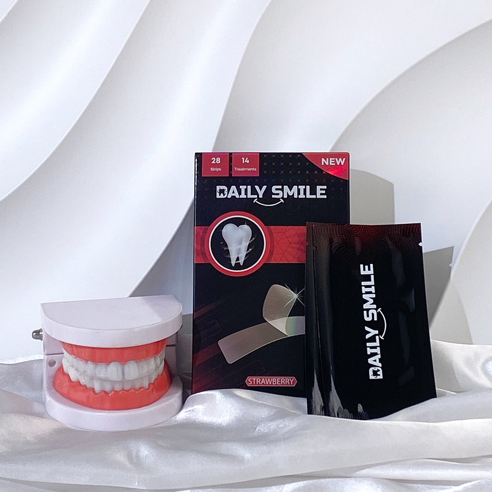 Daily Smile Tandenbleekstrips Aardbei naast een gebitsmodel