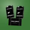 Daily Smile Tandenbleekstrips DUO, 2 doosjes Mint met een zakje strips op een groene achtergrond