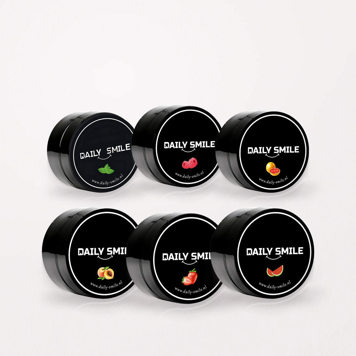 Daily Smile Ultimate Flavor Bundle, 6 potjes actieve kool tandpoeder in alle smaken op een lichte studioachtergrond