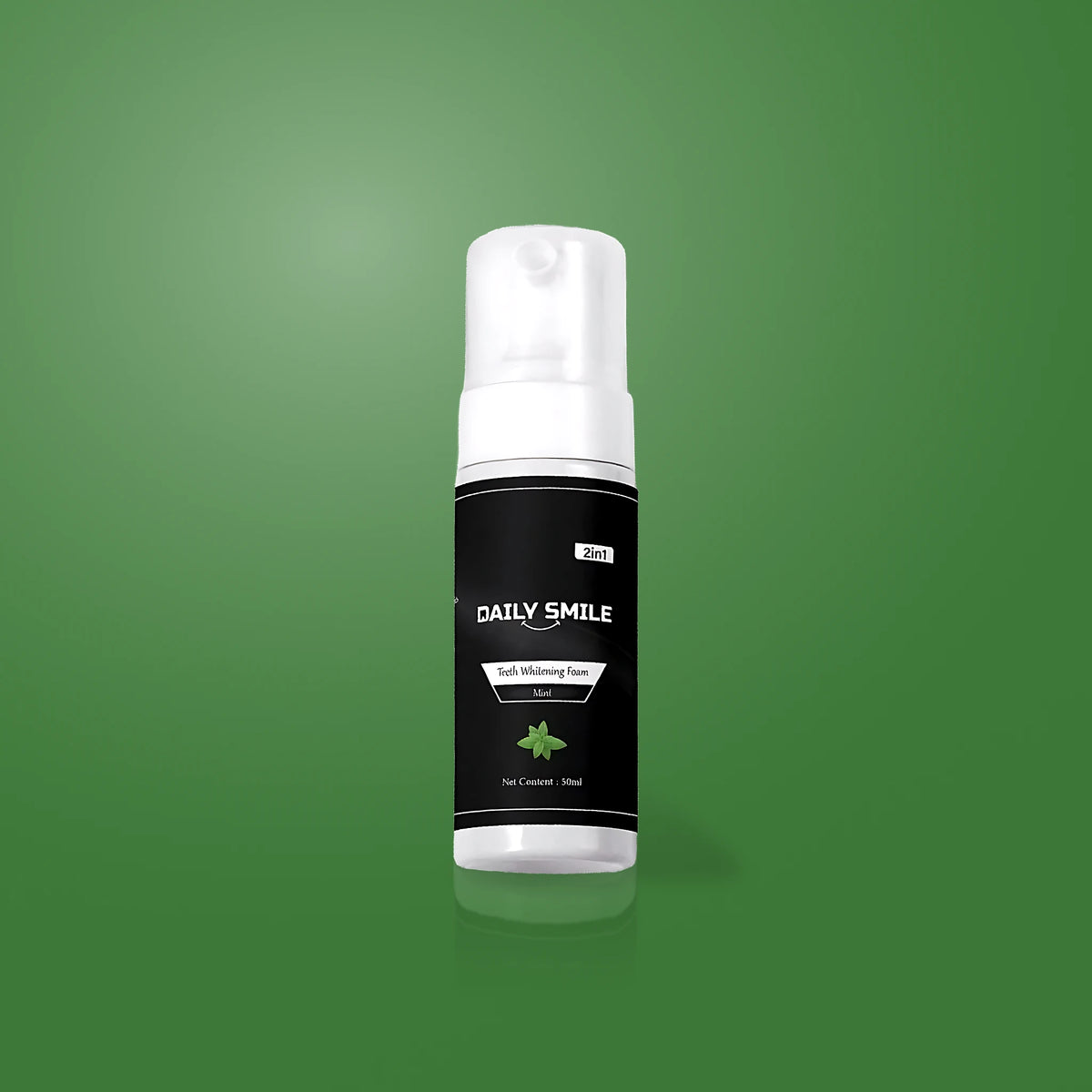 Daily Smile tandenbleek schuim Mint op een groene achtergrond
