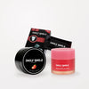 Daily Smile Glow Smile Bundle met Tandenbleekstrips Aardbei, actieve kool tandpoeder Aardbei en lipmasker op een lichte studioachtergrond