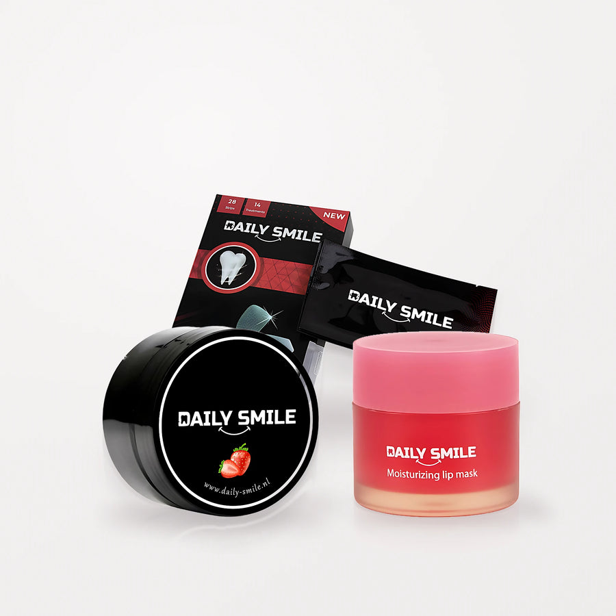 Daily Smile Glow Smile Bundle met Tandenbleekstrips Aardbei, actieve kool tandpoeder Aardbei en lipmasker op een lichte studioachtergrond