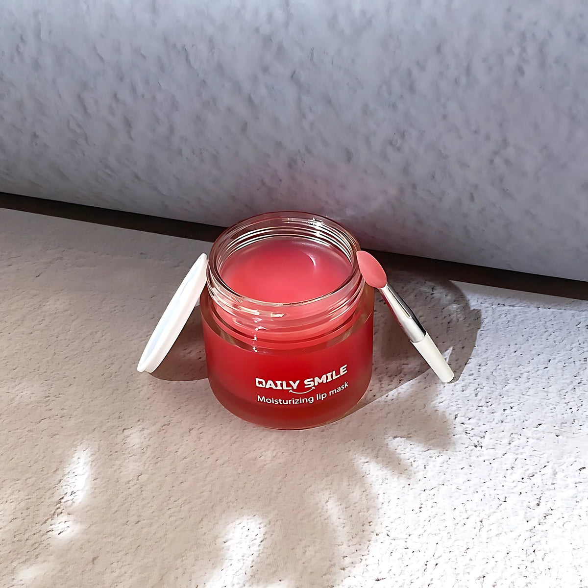 Geopend potje Daily Smile lipmasker met spatel in het zonlicht