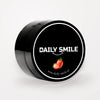 Daily Smile actieve kool tandpoeder Aardbei, zwart potje op een lichte studioachtergrond