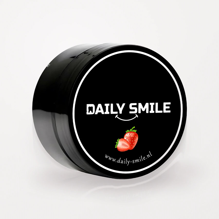 Daily Smile actieve kool tandpoeder Aardbei, zwart potje op een lichte studioachtergrond
