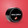 Daily Smile actieve kool tandpoeder Aardbei op een rode achtergrond