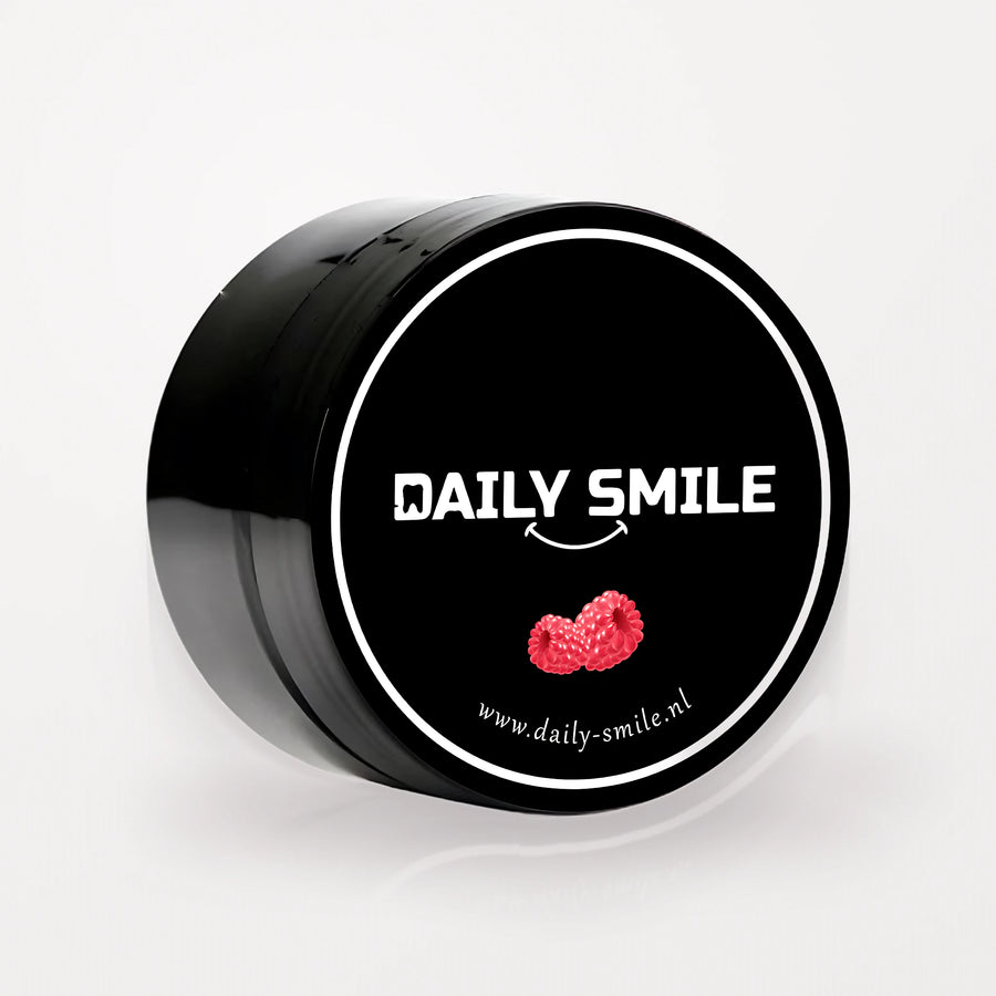 Daily Smile actieve kool tandpoeder Framboos, zwart potje op een lichte studioachtergrond