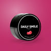 Daily Smile actieve kool tandpoeder Framboos op een frambooskleurige achtergrond