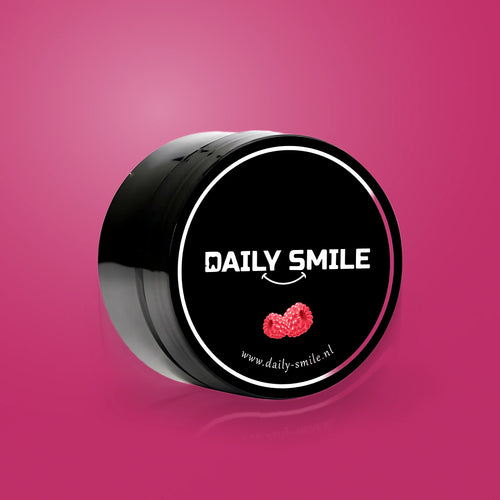 Daily Smile actieve kool tandpoeder Framboos op een frambooskleurige achtergrond