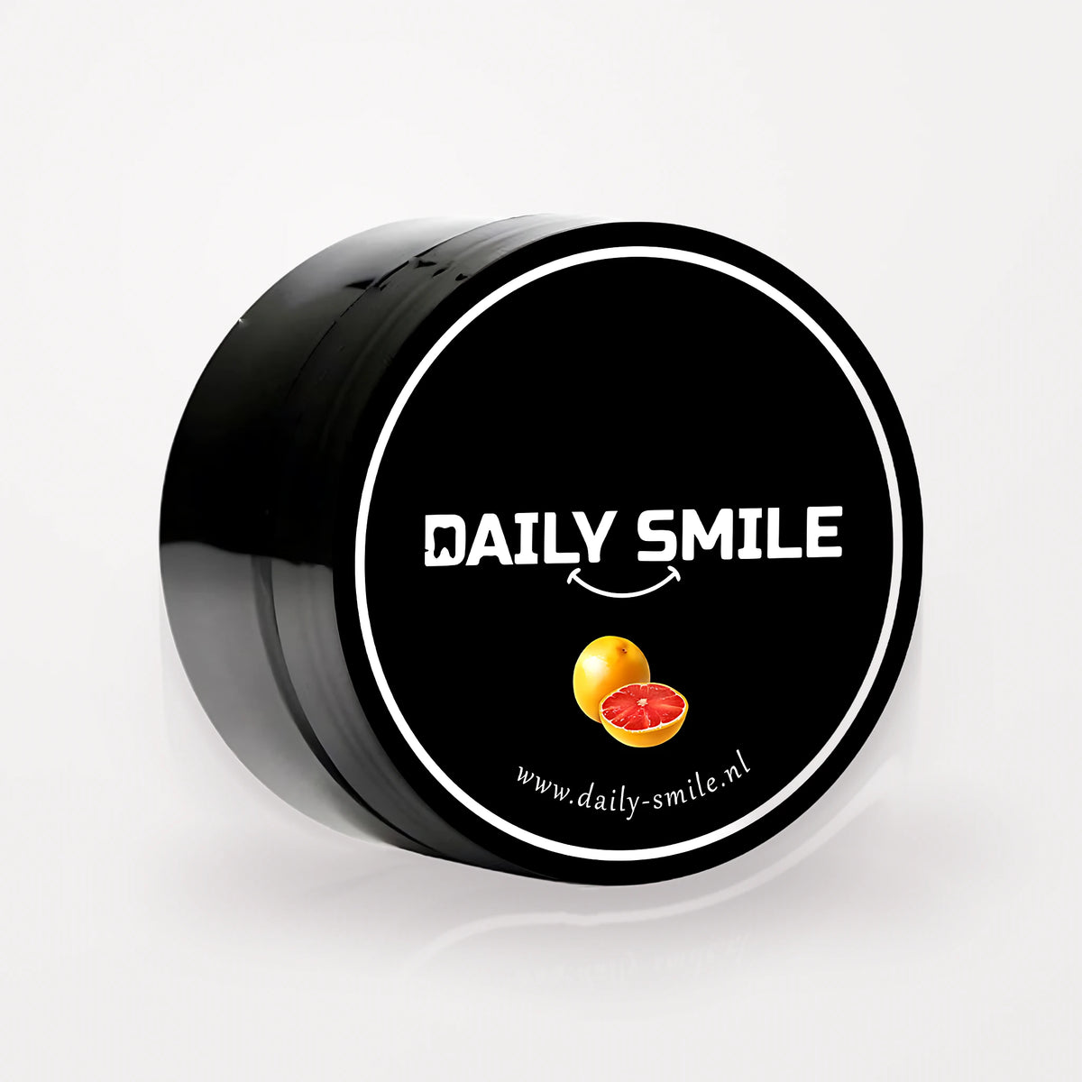 Daily Smile actieve kool tandpoeder Grapefruit, zwart potje op een lichte studioachtergrond