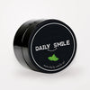 Daily Smile actieve kool tandpoeder Mint, zwart potje op een lichte studioachtergrond