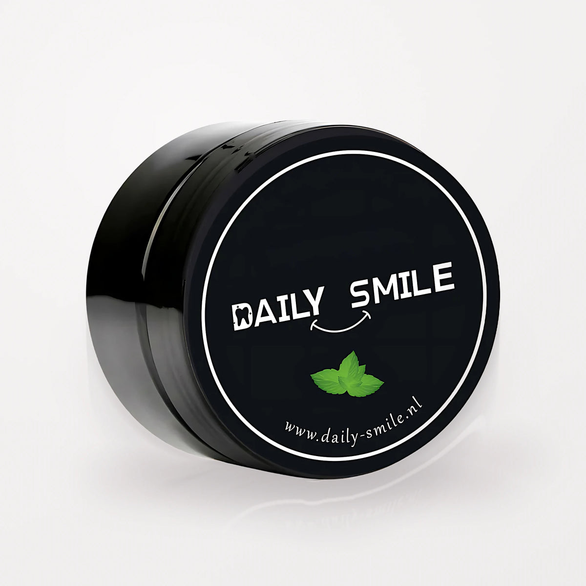 Daily Smile actieve kool tandpoeder Mint, zwart potje op een lichte studioachtergrond
