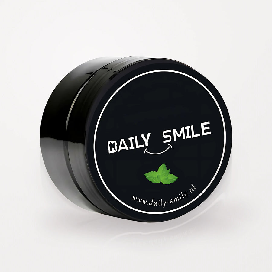 Daily Smile actieve kool tandpoeder Mint, zwart potje op een lichte studioachtergrond