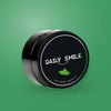 Daily Smile actieve kool tandpoeder Mint op een groene achtergrond