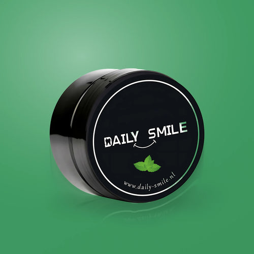 Daily Smile actieve kool tandpoeder Mint op een groene achtergrond