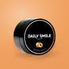 Daily Smile actieve kool tandpoeder Perzik op een perzikkleurige achtergrond