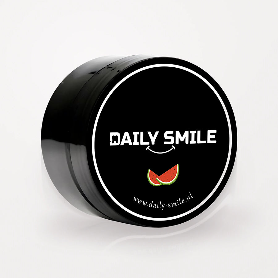 Daily Smile actieve kool tandpoeder Watermeloen, zwart potje op een lichte studioachtergrond