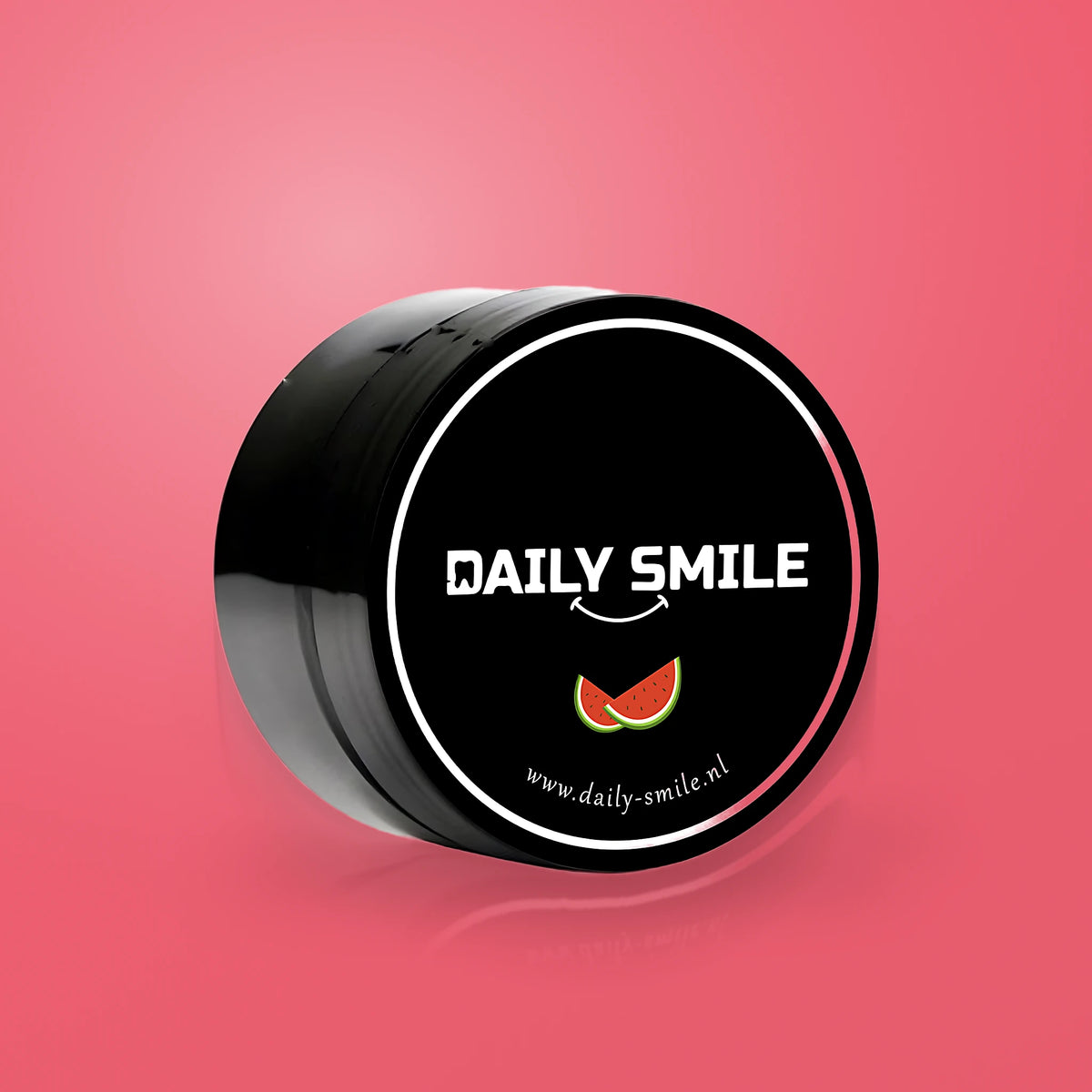 Daily Smile actieve kool tandpoeder Watermeloen op een roze achtergrond