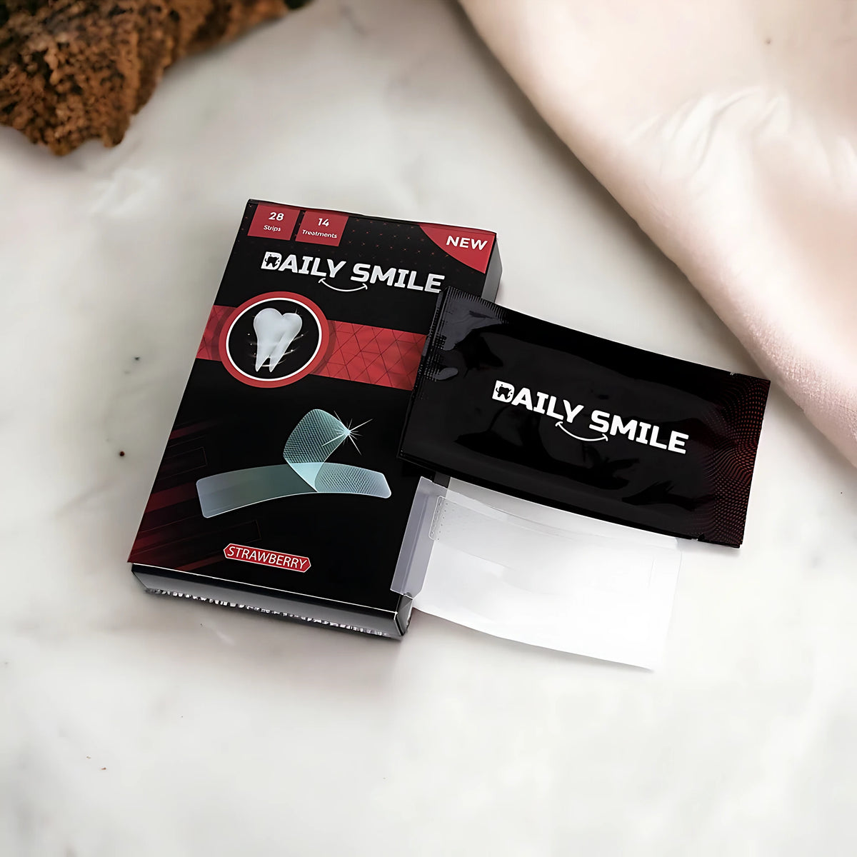 Daily Smile Tandenbleekstrips Aardbei met losse strip op een marmeren ondergrond