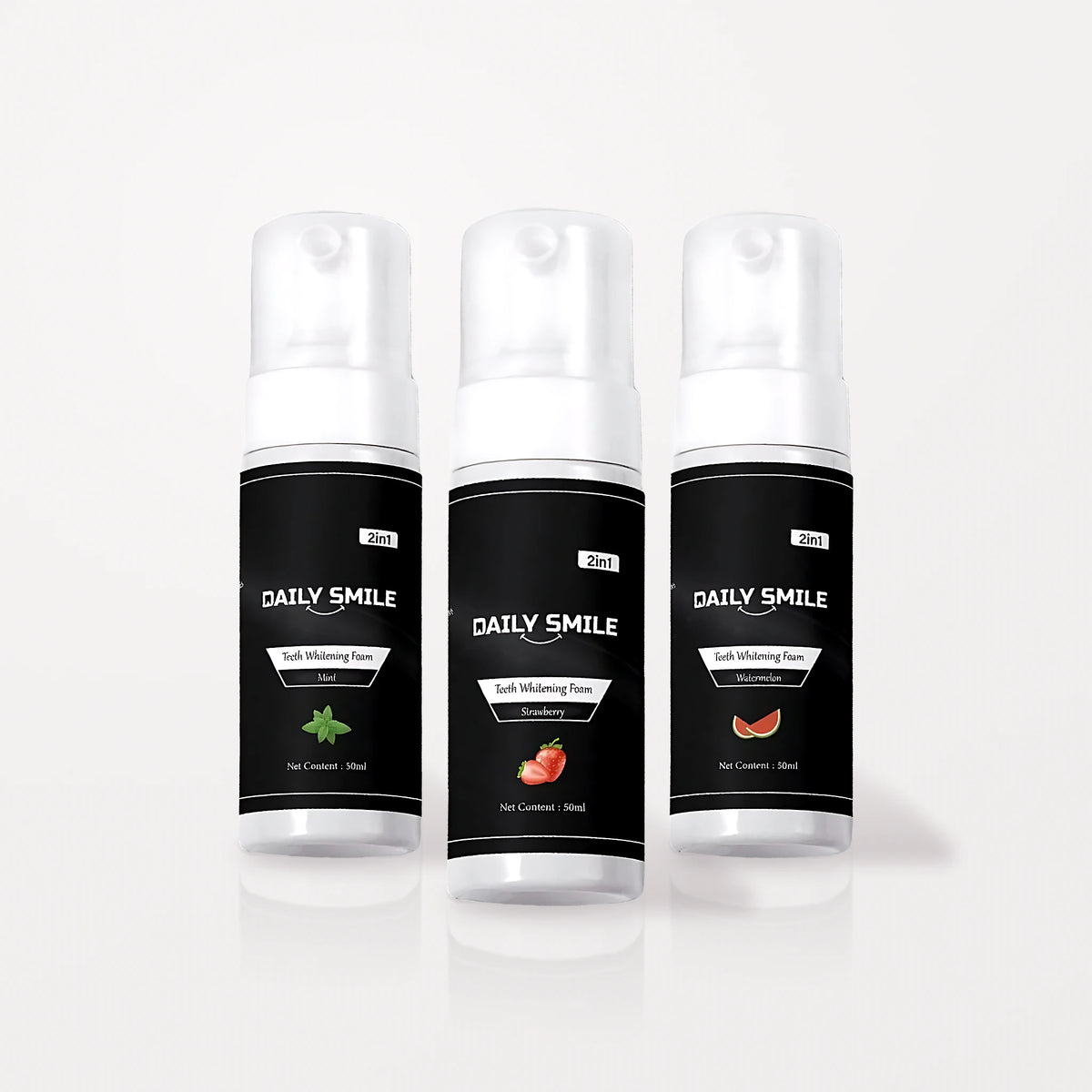 Daily Smile tandenbleek schuim Triple Pack, 3 flessen in Mint, Aardbei en Watermeloen op een lichte studioachtergrond