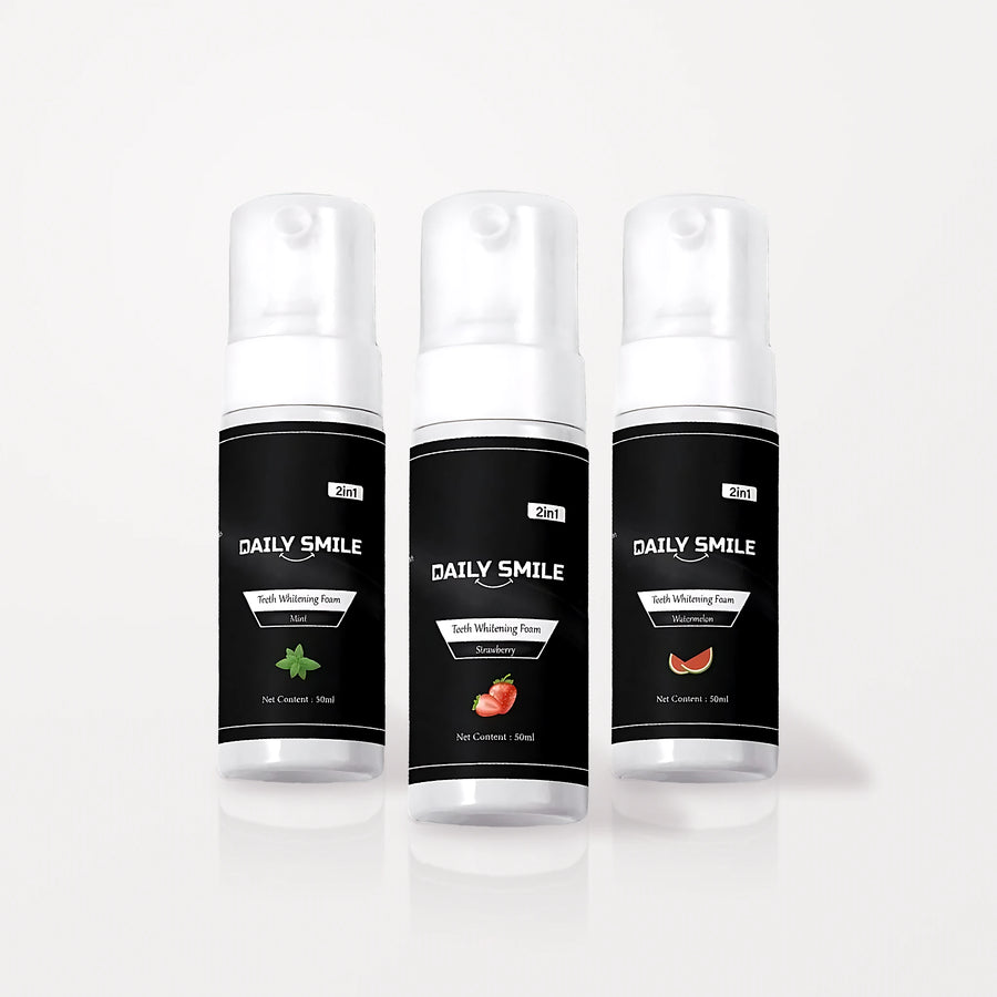 Daily Smile tandenbleek schuim Triple Pack, 3 flessen in Mint, Aardbei en Watermeloen op een lichte studioachtergrond