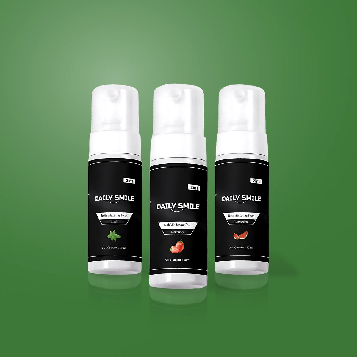 Daily Smile tandenbleek schuim Triple Pack op een groene achtergrond
